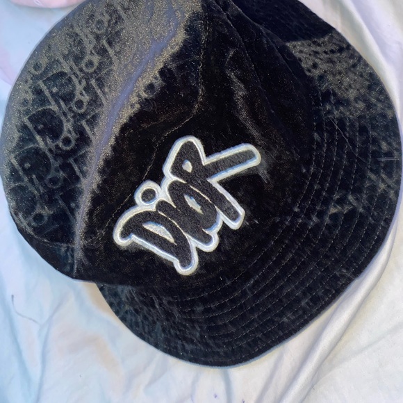 Dior Bucket Hat (Fuzzy)
Unisex
Vintage - Picture 1 of 7